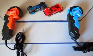 lot 186 image: LOT OF 2 HOT WHEEL RACE TRAC CARS AND CONTROLLERS