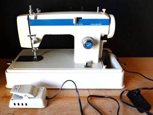 lot 194 image: VINTAGE JC PENNEY MODEL 6005 SEWING MACHINE W PEDAL & STORAGE CASE- TESTEDWORKS