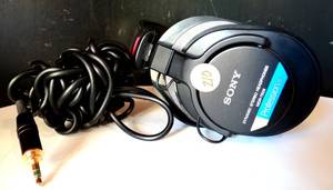 lot 210 image: Sony MDR7506 Professional Large Diaphragm Headphone - AMAZING SOUND