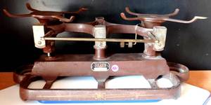lot 231 image: VINTAGE OHAUS CAST IRON SCALE AS SHOWN