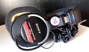 lot 246 image: Sony MDR-V6 Studio Monitor Dynamic Stereo Headphones - SOUND GREAT $$