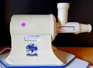 lot 257 image: The Champion Worlds Finest Juicer Heavy Duty Model G5-NG-853 (FOR PARTS OR REPAIR)