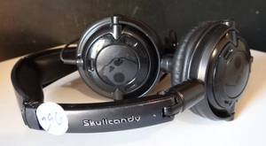 lot 296 image: NICE SET OF COMFORTBLE SKULLCANDY WIRED HEADPHONES - TESTEDGREAT SOUND