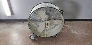 lot 55 image: Strongway 30 3 Speed Shop Fan - Model 49941