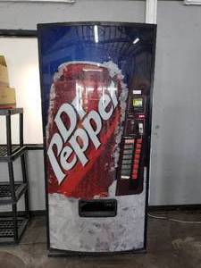 lot 4 image: Dr Pepper Vending Machine w Key, Runs Cold