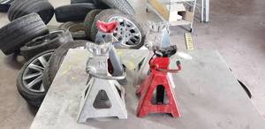 lot 94 image: Lot of 4 Jack Stands