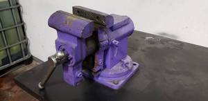 lot 130 image: Larin 5 Bench Vise - Cracked