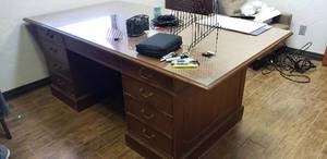 lot 275 image: Large Executive Desk - 82L x 44W x 31H