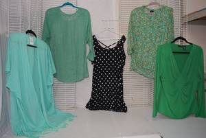 lot 244 image: Womens Clothes  Size XL - Green Tops, Black & White Polka Dot Top
