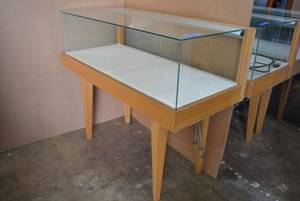 lot 195 image: Jewelry Lighted Display Cabinet