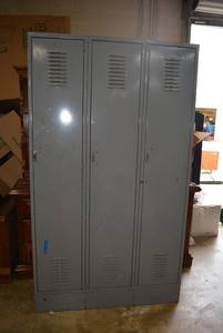 lot 189 image: Full size Metal Locker Unit (3 connected)