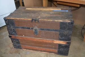 lot 184 image: Antique Wooden Truck - has removable top drawer