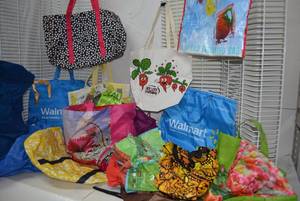lot 178 image: Wide assortment of reusable shopping bags and some insulated bags