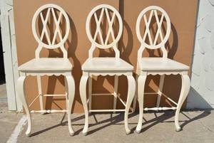 lot 101 image: Set of 3 White Bar Height Chairs with Oval Backs