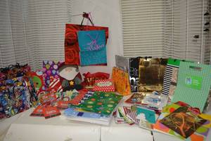 lot 177 image: Wide assortment of Gift Boxes, Gift Bags and Greeting Cards (Birthday and Christmas)