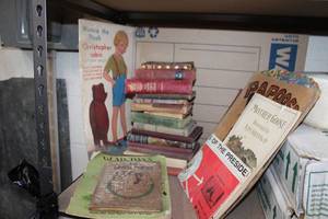 lot 33 image: Vintage Books, see pictures