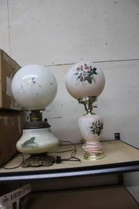 lot 47 image: 2 Vintage Double Globe Lamps