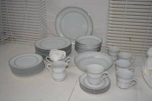 lot 135 image: China Dish Set by Wellin marked 5746 Huntley Japan