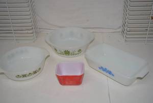 lot 122 image: Vintage Cooking DishesFireKing and Refrigerator Dish