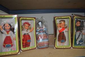 lot 84 image: Dolls of the Nations Collection