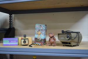 lot 96 image: Vintage View Master, ET Figurine, Elvis Presley AM Radio and More