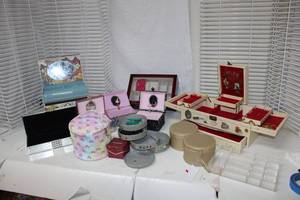 lot 381 image: Jewelry Boxes and Containers