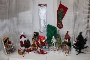 lot 385 image: Christmas Decorations, see pictures