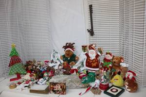 lot 387 image: Christmas Decorations with Plush Toys