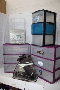 lot 394 image: Plastic Storage Bins and Wire Rack Set