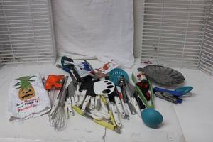 lot 404 image: Kitchen Utensils and Knife Set