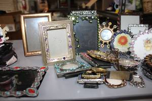 lot 405 image: Small Picture Beaded Frame Collection