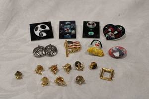 lot 436 image: Brooch, pinbacks, lapel pins plus. Assorted styles and themes