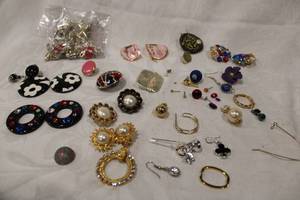 lot 452 image: Bag of single earrings and jewelry findings (spring O-rings, connectors, earring backs, etc.) Some may be Sterling