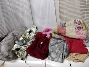 lot 463 image: Electric Blankets, Comforters, Pillow Shams
