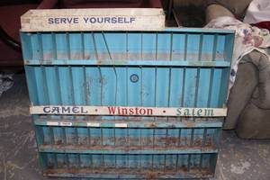 lot 115 image: Vintage Metal Cigarette Package Dispenser