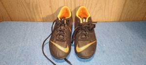 lot 8 image: Pair of Nike childrens cleats size 1.5y
