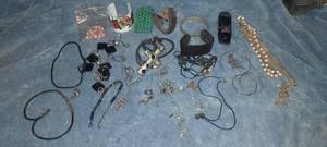 lot 13 image: Miscellaneous costume jewelry