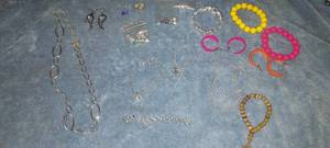 lot 18 image: Miscellaneous costume jewelry