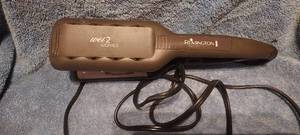 lot 30 image: Remington Wet to Waves hair iron