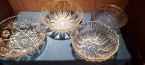 lot 34 image: Lot of vintage decorative glass bowls
