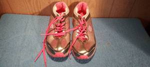 lot 37 image: Pair of Skechers tennis shoes size 8.5