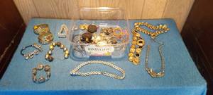 lot 73 image: Assorted lot of costume jewelry