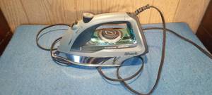 lot 75 image: Shark Professional iron
