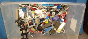 lot 87 image: small lot of legos with a couple figures