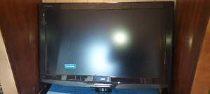 lot 102 image: 32 LCD TV with wall mount