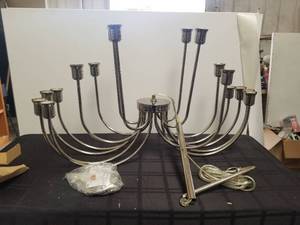 lot 93 image: Chandelier light fixture
