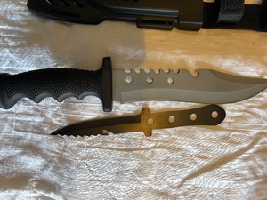 lot 34 image: Divers knife 7.5 blade and 4 blade knife hard plastic case