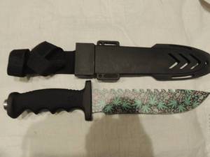 lot 189 image: Hunting knife 7.5 blade  Hard sheath SKULLS