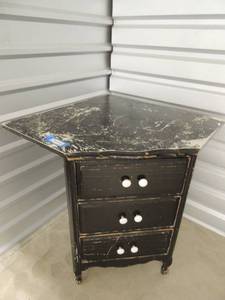 lot 37 image: Corner desk with 3 drawers