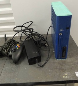 lot 85 image: Xbox 360 with cords and 1 controller